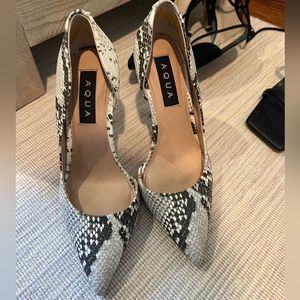 Aqua women’s size 6.5 heels in snake print